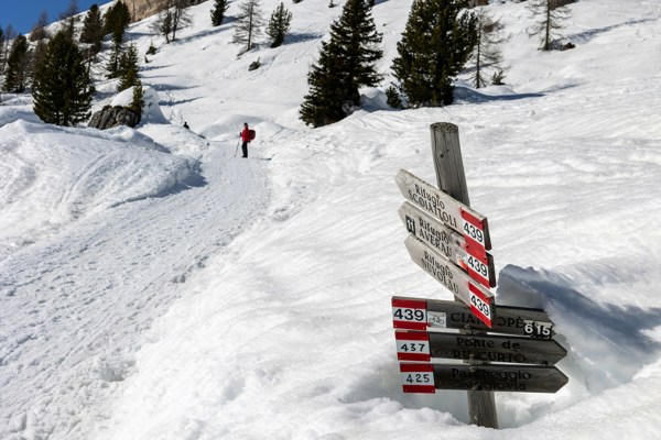 Signs of hiking trails along a snow-covered walking pathh in winter